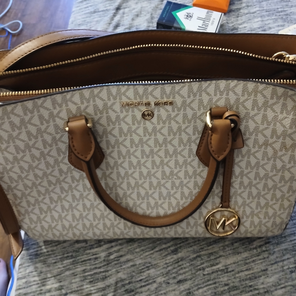 Michael Kors purse/wallet - Picture 2 of 5